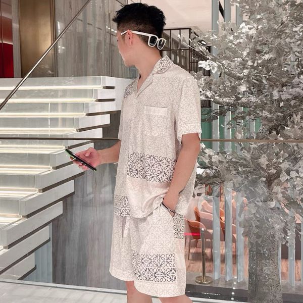 Bộ đồ ngủ nam tay ngắn quần đùi màu be họa tiết chữ, chất liệu mỏng nhẹ, phong cách trẻ trung