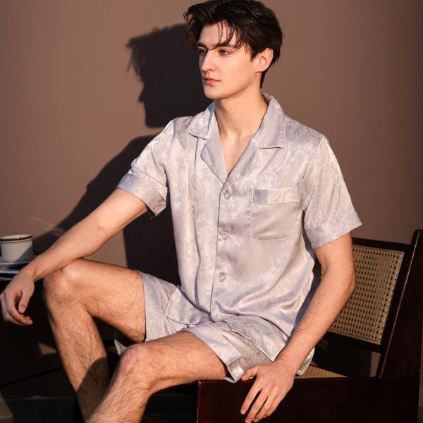 Bộ đồ ngủ nam lụa màu bạc tay ngắn quần short, dáng rộng thoải mái